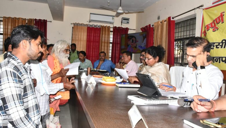 बदायूँ।संपूर्ण समाधान दिवस में जनता की समस्याओं का हुआ त्वरित निस्तारण