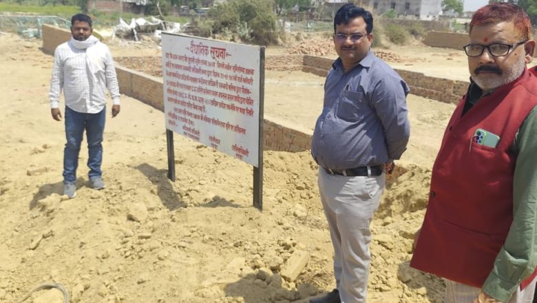 बलिया।भू-माफियाओं के चंगुल से आबादी की भुमि निकालकर प्रशासन ने बोर्ड लगाया।