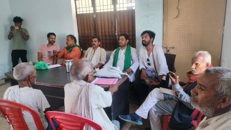 आजमगढ़।नलकूप के अवैध सर्वे के खिलाफ विरादर गांव के लोगों ने किया बैठक 