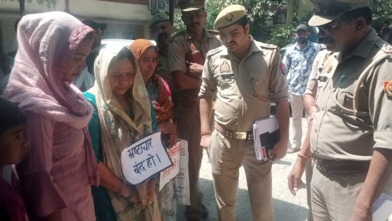 हापुड़।फर्जी जमीन दिखाकर रुपए ठगने वाले गैंग के खिलाफ कार्यवाही को लेकर धरने पर बैठी महिलाएं