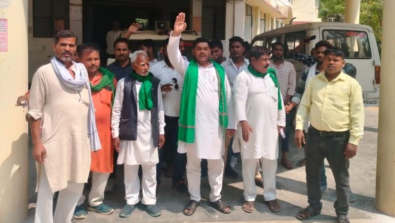 आजमगढ़।निज़ामाबाद तहसील पर नलकूप के अवैध सर्वे के खिलाफ के बिरादर ग्रामवासियों ने किया विरोध प्रदर्शन 