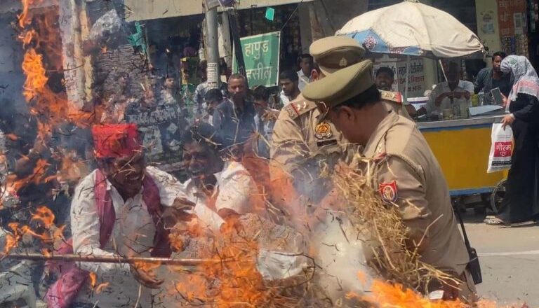 हापुड़।दिल्ली सीएम द्वारा अखिलेश यादव पर अभद्र टिप्पणी पर सपाइयों ने जताया विरोध राष्ट्रपति के नाम भेजा ज्ञापन