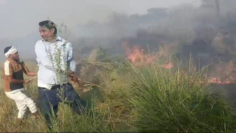 जौनपुर।किसान के फसल में लगी आग तो खुद बुझाने लगे तहसीलदार वीडियो हुआ वायरल।