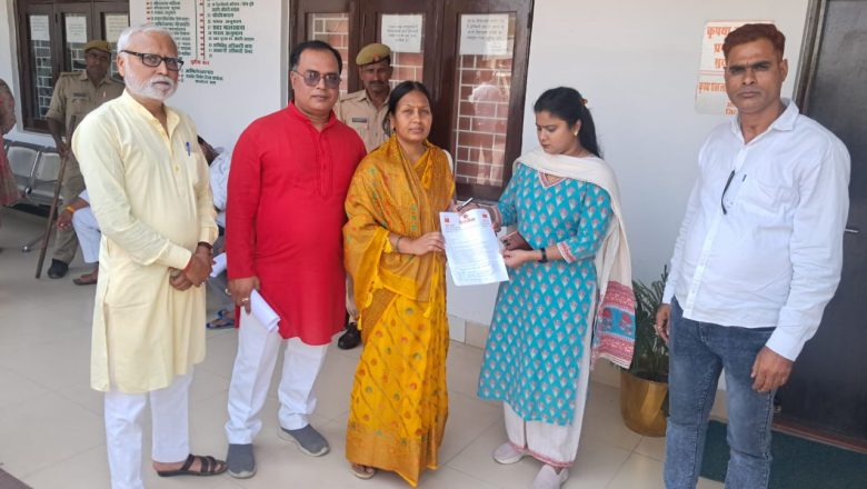 आजमगढ़।शिवसेना द्वारा जनहित में पाँच सूत्रिय मांग को लेकर डीएम को ज्ञापन।