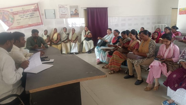 भदोही।हेड काउंट सर्वे पूरा न करने वालों को सीएचसी अधीक्षक ने लगाई कड़ी फटकार।