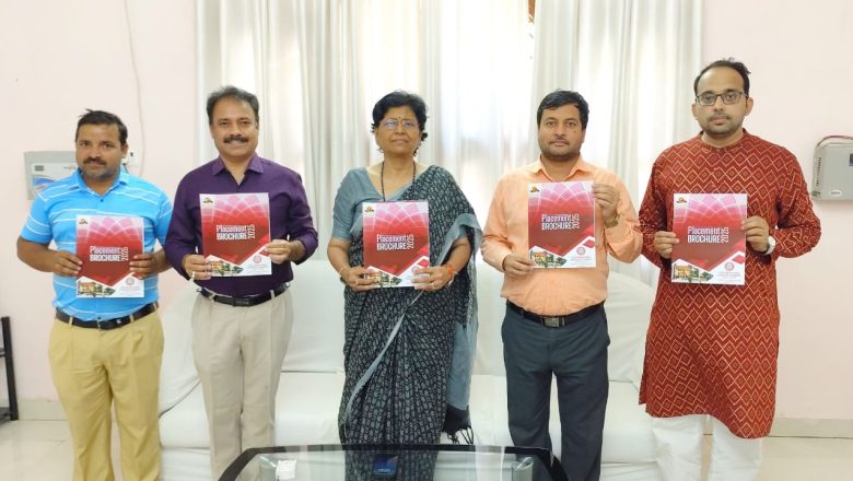 जौनपुर।पीयू में प्लेसमेंट ब्रोशर का विमोचन