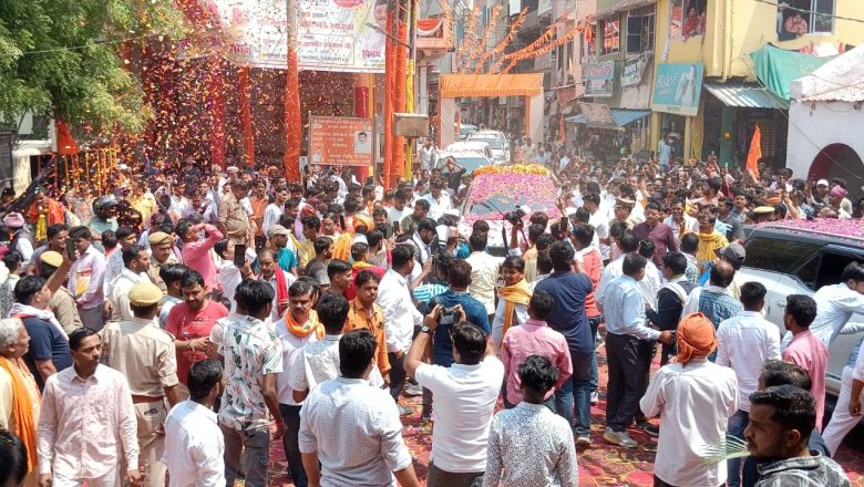 सुरियावां।प्रख्यात कथा वाचक राजन महाराज का सुरियावा चेयर मैंन विनय चौरसिया ने गदा भेट कर किया भव्य स्वागत।