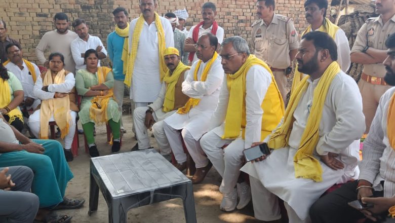 आजमगढ़।आकाशीय बिजली से मृत अंजू के घर पहुंचे ओमप्रकाश राजभर 