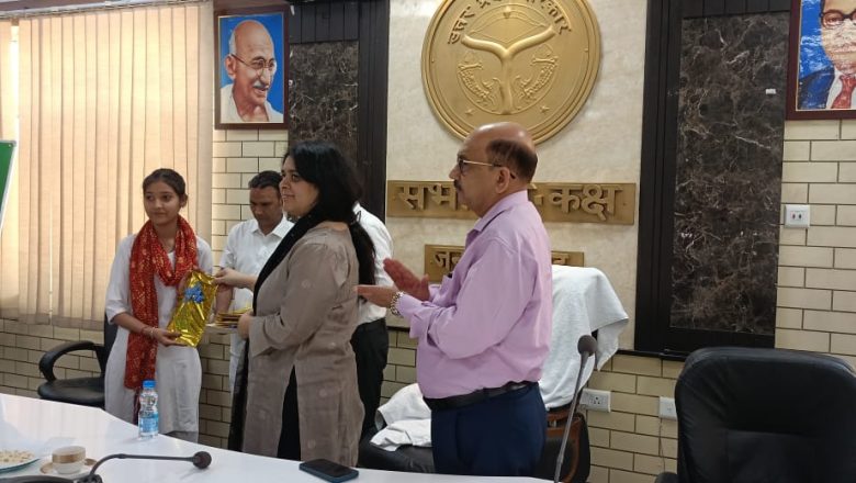 हापुड़।डॉ बी आर अंबेडकर की 134वीं जयंती के उपलक्ष में कलेक्ट्रेट सभागार में जिलाधिकारी द्वारा माल्यार्पण कर दीप प्रज्वलित किया।