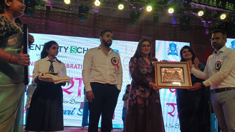 आजमगढ़।बच्चों की प्रतिभा को देखकर रोमांचित हुई भोजपुरी सुपरस्टार आम्रपाली दुबे ।