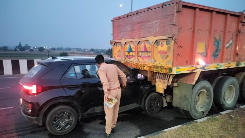 हापुड़।ट्रक में पीछे से घुसी बेकाबू कार, हादसे में चार लोग घायल।