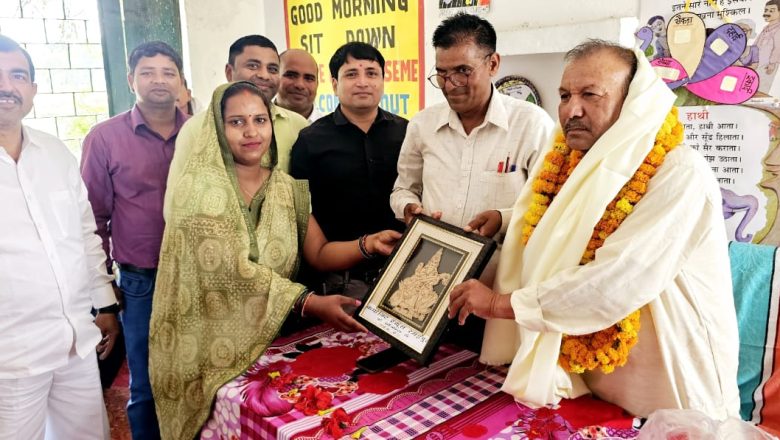 भदोही। शिक्षक के रिटायरमेंट पर भव्य विदाई समारोह का आयोजन ।