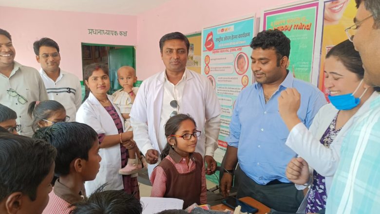 भदोही।प्राथमिक विद्यालय हिम्मत पुर के 15 बच्चों को निशुल्क चश्मा वितरित किया गया