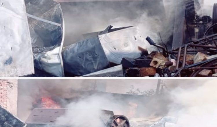 हापुड़।स्क्रैप फैक्टरी मे लगी आग दमकल गाड़ियों ने पाया काबू।