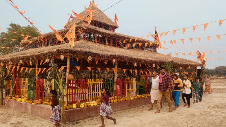 आजमगढ़।यज्ञ मंडल की परिक्रमा कर श्रद्धालुओं ने की सुख, शांति व समृद्धि की कामना