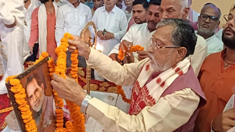 बलिया।समाजवादी पार्टी बलिया के तत्वाधान में स्थानीय आदित्य लाज पर महान पदयात्री, बलिया के सपूत पूर्व प्रधानमंत्री स्व.चंद्रशेखर जी की जयंती संपन्न 