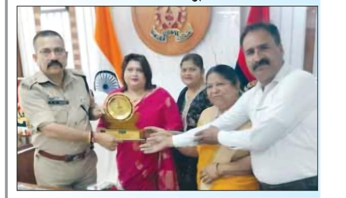 हापुड़।समाज सेवी अलका निम ने एसपी कुंवर ज्ञानंजय सिँह व टीम को किया सम्मानित।