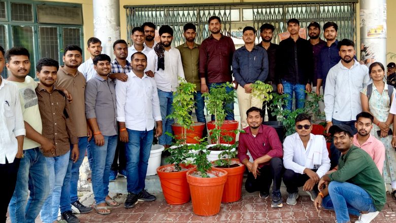 जौनपुर।क्लीन कैंपस – ग्रीन कैंपस” और “एक वृक्ष मां के नाम” पहल के तहत एमबीए (एग्री बिजनेस) के छात्रों ने किया पौधरोपण।