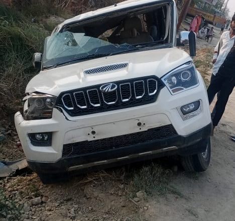 भदोही।बाइक को बचाने के चक्कर में स्कॉर्पियो सड़क के किनारे पलटी