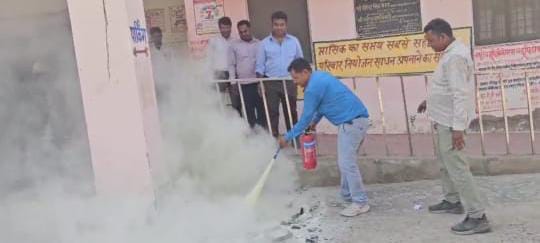 भदोही।सामुदायिक स्वास्थ्य केंद्र दुर्गागंज में आग से सुरक्षा के लिए कराई गई मॉक ड्रिल