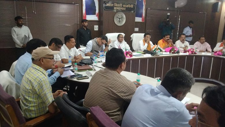 बदायूँ सक्रियता व सजगता से कार्य करें अधिकारी-  प्रभारी मंत्री