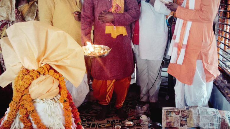 बलिया।सोनाड़ी स्थित महर्षि सूरहू बाबा निर्माण समिति के तत्वावधान में मंदिर निर्माण के वार्षिकोत्सव कार्यक्रम एवं विधि विधान से पूजन अर्चन संपन्न।