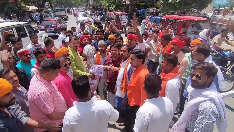 बलिया।भारत के विरुद्ध पाक जिहादी युद्ध का कठोरतम जबाव जरूरी: मंगल देव चौबे :विहिप ने आतंकवाद का पुतला जलाकर किया विरोध।