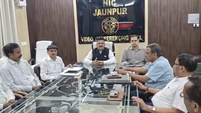 जौनपुर।भूसा दान अभियान को मिली बड़ी सफलता, 7000 कुंतल भूसा संग्रहित, समाजसेवियों को किया गया सम्मानित।