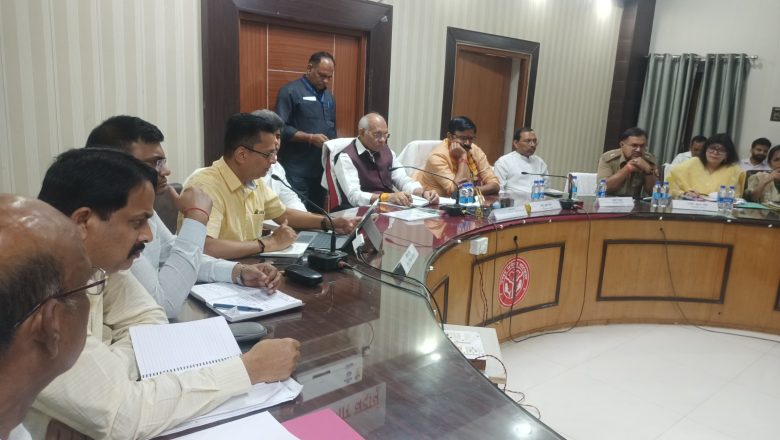 बदायूं।पशुधन एवं दुग्ध विकास मंत्री ने ली भूसा प्रबंधन व गौ संरक्षण की बैठक।