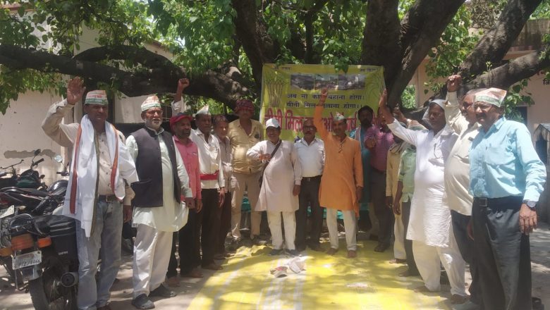 देवरिया के बैतालपुर में  चीनी मिल चलाओ संघर्ष समिति का धरना 151वें दिन भी जारी।