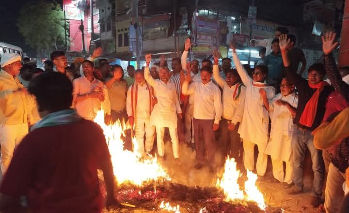 बलिया।जम्मू कश्मीर के पहलगाम में आतंकी हमला को लेकर क्षेत्र में भारी आक्रोश 