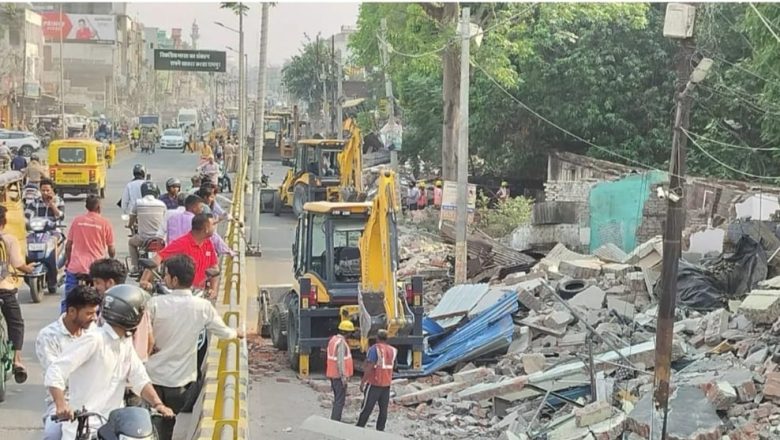 रामपुर में कोर्ट के आदेश पर बड़ी कार्यवाही लोग सो कर नहीं उठ पाए नगर पालिका ने गिरा दी 40 दुकानें