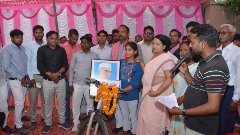 भदोही।वीर एकलव्य एजुकेशन समिति बीरम पुर के ओर से निःशुल्क सामान्य ज्ञान प्रतियोगिता में सफल विद्यार्थियों को किया गया पुरस्कृत ।