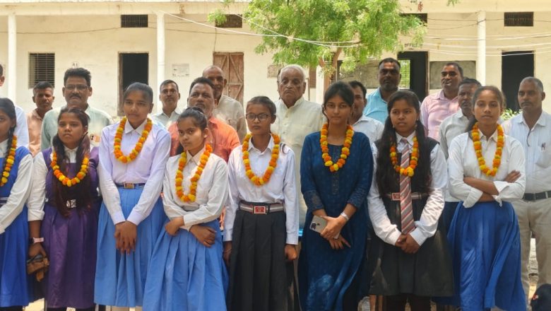 आजमगढ़।श्री यशोदा लाल मिश्र उच्चतर माध्यमिक विद्यालय में उत्कृष्ट अंक पाने वाले छात्र छात्राओं को किया गया सम्मानित 
