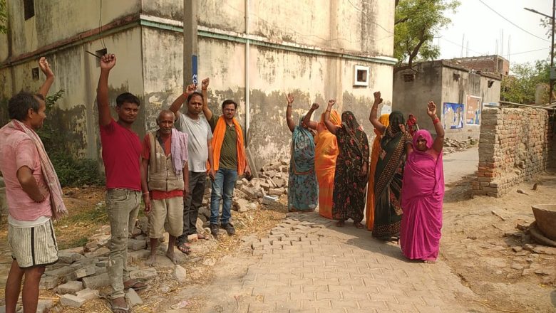 भदोही।जल निगम के खिलाफ ग्रामीणों का प्रदर्शन,उपेक्षा का आरोप