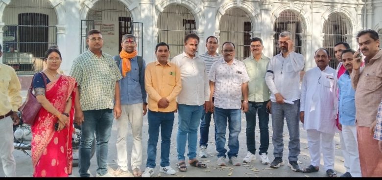 बलिया:पुरानी पेंशन बहाली को लेकर प्रदर्शन, शिक्षक-कर्मचारियों ने बांधी काली पट्टी, एनपीएस और यूपीएस का विरोध