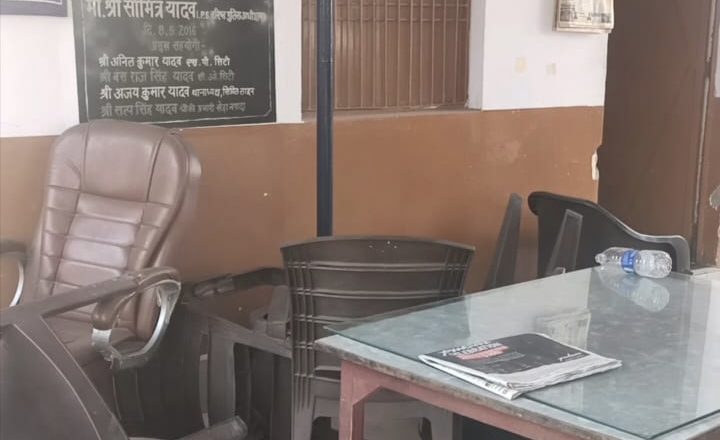 बदायूँ।महिला से बदसुलूकी के आरोपी को छुड़ाने को बसपा कार्यकर्ताओं ने किया हंगामा तोड़फोड़ कर हाइवे जाम।