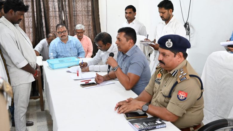 आजमगढ़।मण्डलायुक्त एवं डीआईजी ने तहसील निजामाबाद में सम्पूर्ण समाधान दिवस का किया औचक निरीक्षण, सुनी लोगों की समस्यायें, मौके पर हुआ 8 शिकायतों का निस्तारण।