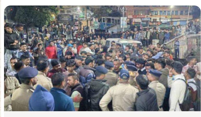 नैनीताल/देहरादून।किशोरी से दुष्कर्म के बाद सांप्रदायिक तनाव, तोड़फोड़, पुलिस ने किया लाठीचार्ज