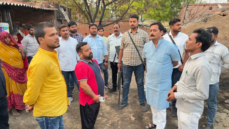 आजमगढ़।ब्लॉक प्रमुख प्रतिनिधि ने अग्नि पीड़ित परिवार का किया सहयोग 