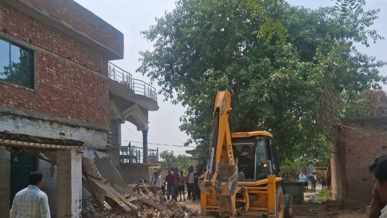 आजमगढ़।लालगंज तहसील के चौकी टेहुवा मे चारागाह की भूमि से अवैध अतिक्रमण हटवाया गया।