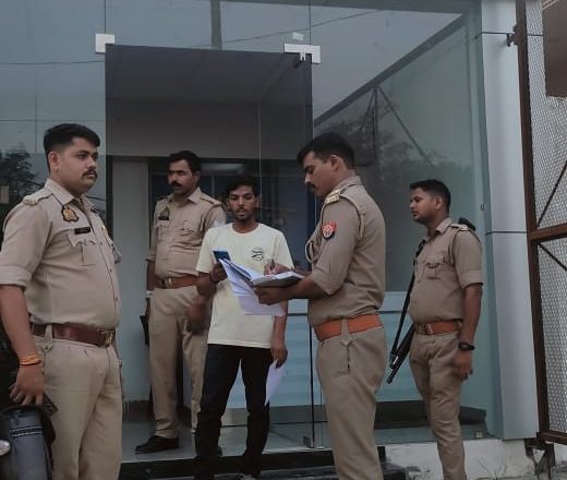 आजमगढ़।सीसीटीवी कैमरा लगाने के लिए पुलिस ने चलाया अभियान,दुकानदारों और मकान मालिकों से भरवाया गया शपथ पत्र