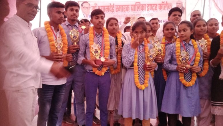 आजमगढ़।हाईस्कूल यूपी बोर्ड की परीक्षा में ज़िले में छठवें स्थान पर रहे छात्र को विधायक डाक्टर संग्राम सिंह यादव ने किया सम्मानित।