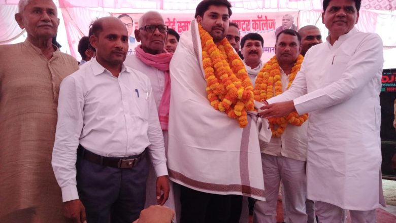 आजमगढ़।विधायक ने किया डाक्टर आशुतोष प्रियदर्शी को सम्मानित