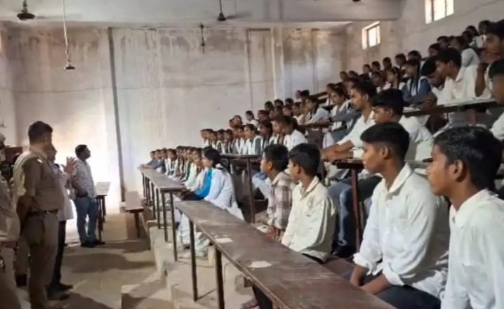 बलिया।नगरा में युद्ध के लिए सायरन बजने पर क्या करें, थानाध्यक्ष ने बच्चों को दी जानकारी