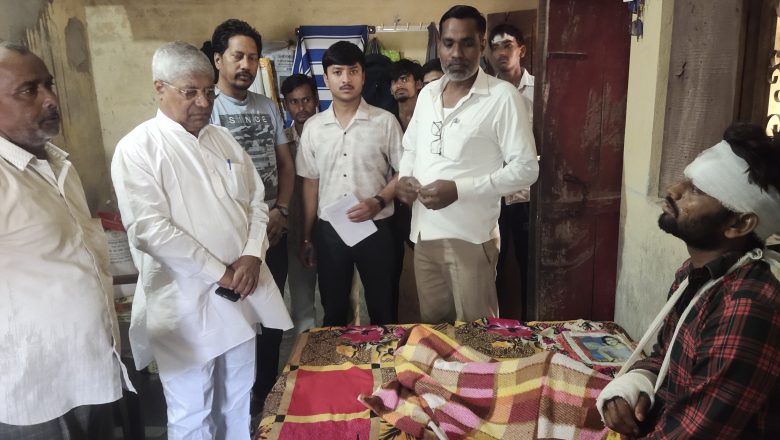 शाहजहांपुर।मार्ग दुर्घटना में घायल और मृतकों के घर पहुंचे विधायक चेतराम शोक संवेदना के साथ घायलों का पूछा हाल