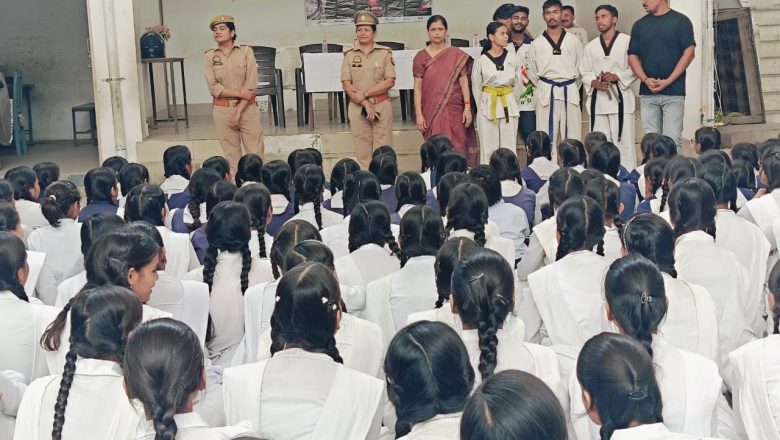 भदोही।मिशन शक्ति अभियान फेज-5 के तहत भदोही पुलिस द्वारा महिलाओं/बालिकाओं की सुरक्षा, सम्मान व स्वावलंबन हेतु चलाया गया विशेष अभियान।