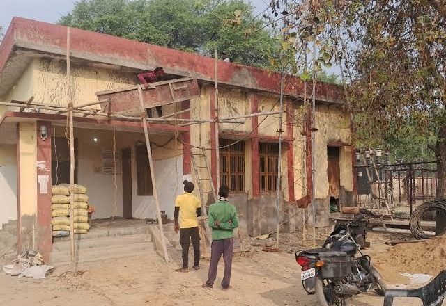 भदोही।लो वोल्टेज से उपभोक्ता परेशान, नहीं चल पा रहे गर्मी राहत देने वाले इलेक्ट्रॉनिक उपकरण ।