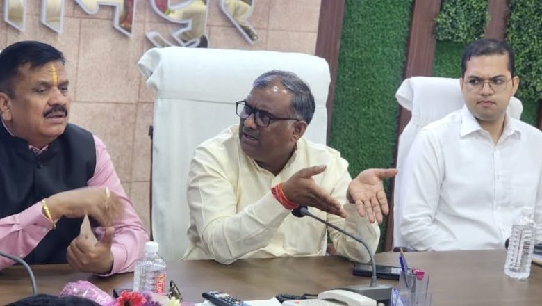 जौनपुर।सड़क कटान पर भड़के मंत्री गिरीश यादव, जल निगम व नगर विकास कार्यों की समीक्षा बैठक में जताई नाराजगी