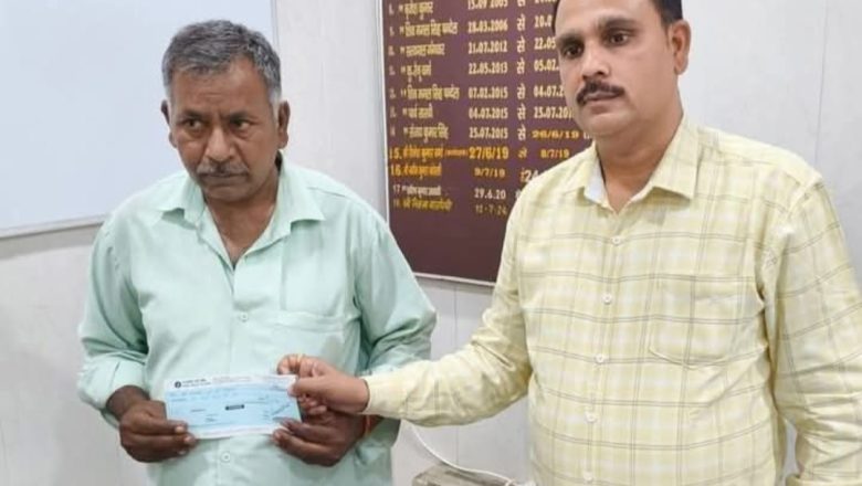 शाहजहांपुर।रोजा मंडी सचिव विक्रम बाजपेई ने अग्नि पीड़ित किसान की मदद को बढ़ाया हाथ